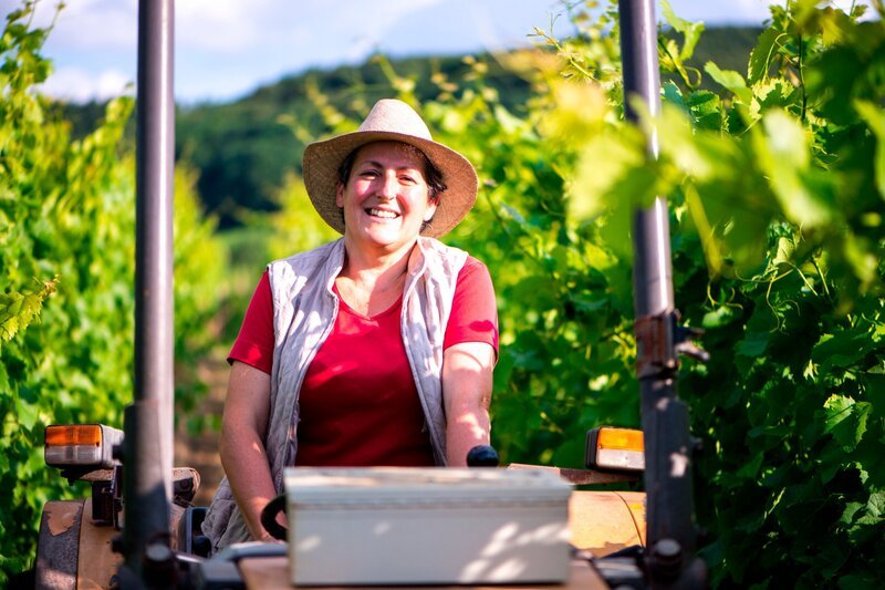 Landfrau Linda Haßold im Weinberg; die Landfrauen sind zu Gast bei Linda Haßold aus Unterfranken und betreiben ökologischen Weinbau und Landwirtschaft. – Bild: BR/​megaherz gmbh