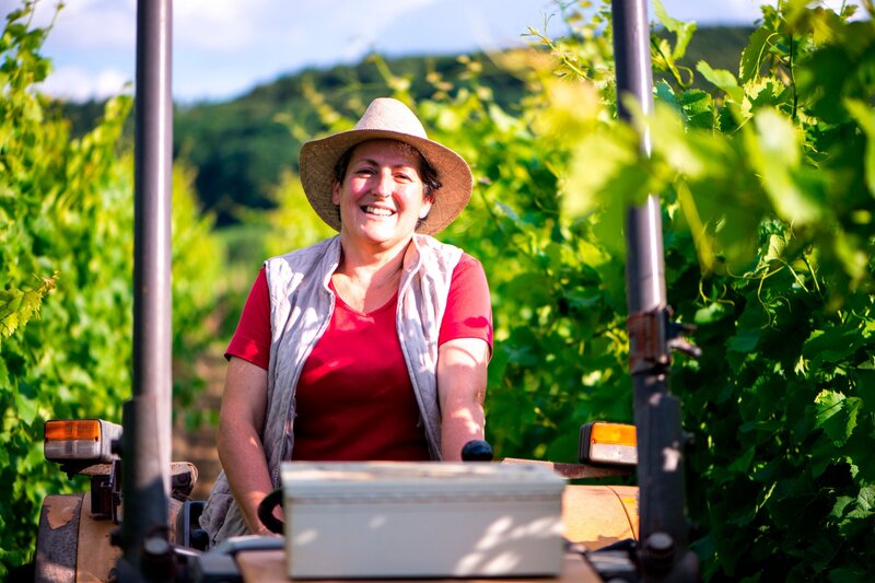Landfrau Linda Haßold im Weinberg. – Bild: BR/​megaherz gmbh