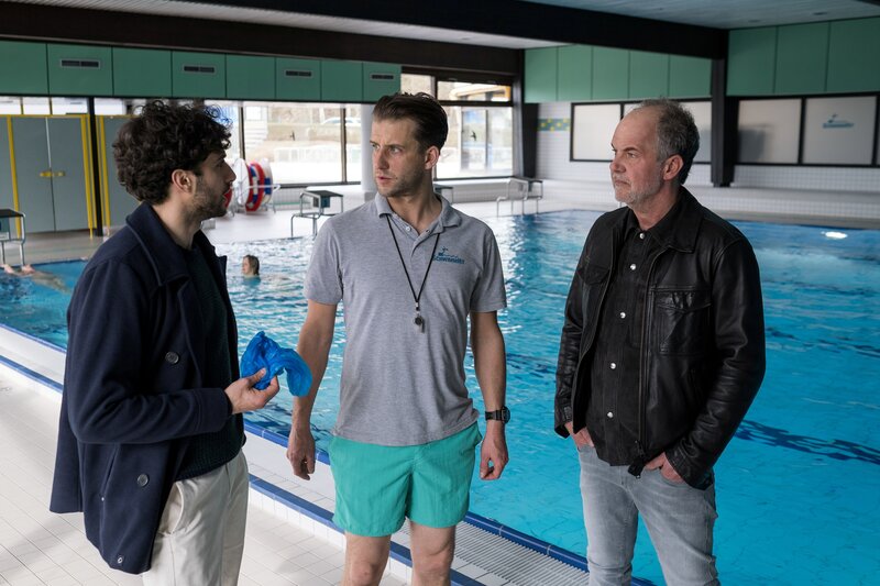 Max Nordmann (Garry Fischmann, l.) und Oskar Schütz (Marek Erhardt, r.) befragen den Bademeister Ludger Meinke (Philippe Goos) erneut. Was hat er mit Anabolika zu tun? – Bild: ZDF