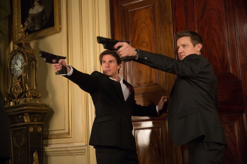 Geraten ins Schussfeuer: William Brandt (Jeremy Renner, r.) und Ethan Hunt (Tom Cruise, l.) … – Bild: PARAMOUNT PICTURES /​ David James