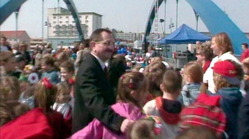 Die 2000er – das Land Brandenburg zwischen Konsolidierung und Rückschlägen. Viele Menschen leiden unter den Hartz-IV-Reformen, Prestigeprojekte wie der Lausitzring scheitern. In Nordbrandenburg gibt es Grund zum Feiern: das „Bombodrom“ wird gestoppt. Eine Chronik zum 30. Geburtstag des Landes: drei Jahrzehnte voller Aufbrüche, Höhenflüge, Niederlagen, kleiner Geschichten und großer Geschichte. – Wegfall der Grenzkontrollen zwischen Frankfurt und Slubice. – Bild: rbb