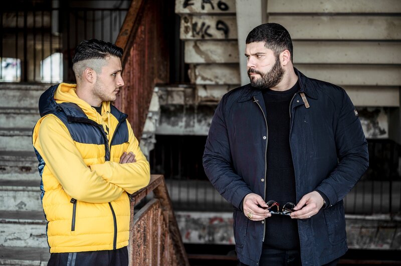 Gennaro Savastano (Salvatore Esposito, re.) und Canzuncella (Giampiero De Concilio), einer seiner Handlanger. – Bild: ORF/​Beta Film/​Marco Ghidelli