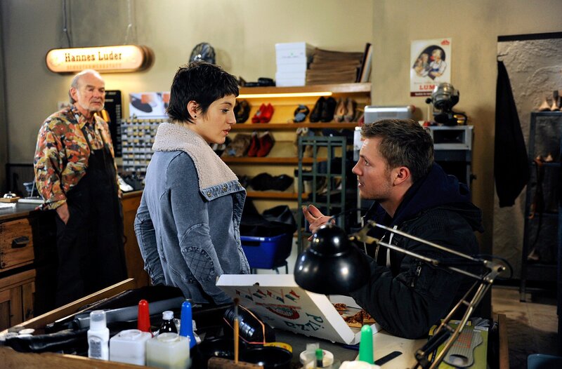 In der Schusterwerkstatt redet Ariane (Alexandra M. Horn, M.) im Beisein von Hannes (Claus Dieter Clausnitzer, l.) eindringlich mit Robin (Niklas Osterloh, r.). Sie rät ihm, sich der Polizei zu stellen und Hilfe anzunehmen. – Bild: ARD/​Nicole Manthey