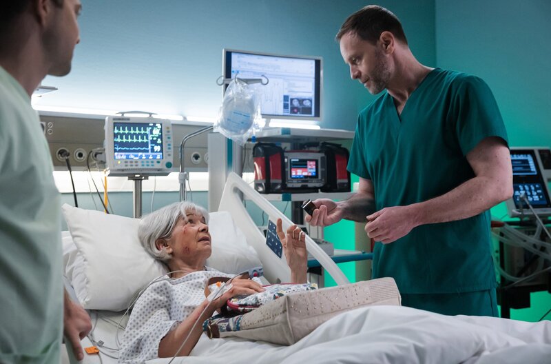 Überraschend taucht Bürgermeisterkandidatin Antonia Meiler (Muriel Baumeister, re.) bei Sarah Marquardt (Alexa Maria Surholt, li.) in der Sachsenklinik auf und bittet diese um Hilfe. – Bild: MDR/​Rudolf Wernicke