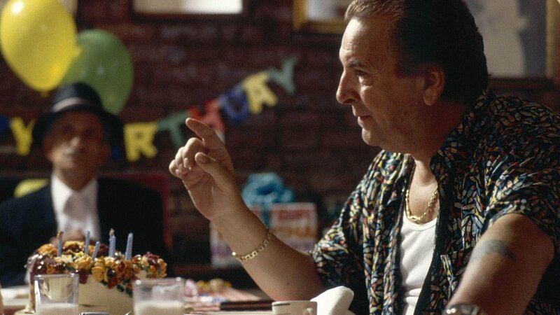 Tony (Danny Aiello) Die Verwendung des sendungsbezogenen Materials ist nur mit dem Hinweis und Verlinkung auf TVNOW gestattet. – Bild: TVNOW / GAUMONT LES FILMS DU DAUPHIN Tony (Danny Aiello) Die Verwendung des sendungsbezogenen Materials ist nur mit dem Hinweis und Verlinkung auf TVNOW gestattet. – Bild: TVNOW / GAUMONT LES FILMS DU DAUPHIN