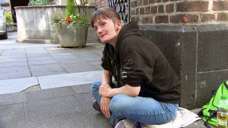 Die 38-jährige Carola versucht mit Betteln etwas Geld zu bekommen. – Bild: RTLZWEI