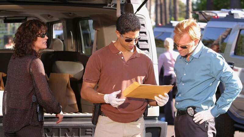 (v.li.) Megan Donner (Kim Delaney), Eric Delko (Adam Rodriguez) und Horatio Caine (David Caruso) suchen nach Spuren, um die Identität des Bombenlegers zu ermitteln. – Bild: TVNOW /​ CBS