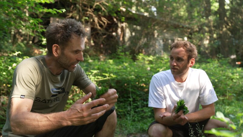 Marc Freukes (l.) lebt seit zwölf Jahren im Wald. Psychologe Leon Windscheid (r.) erfährt von ihm, was ihn veranlasst hat diesen radikalen Schritt zu gehen und warum es ihn in den Wald gezogen hat. – Bild: ZDF und Fabienne Strohmer