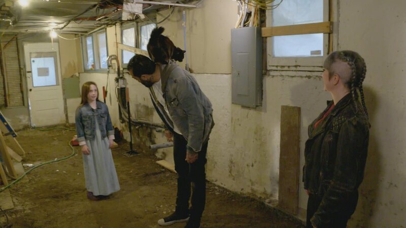 Antonio Ballatore with a cat on his back. – Bild: Animal Planet