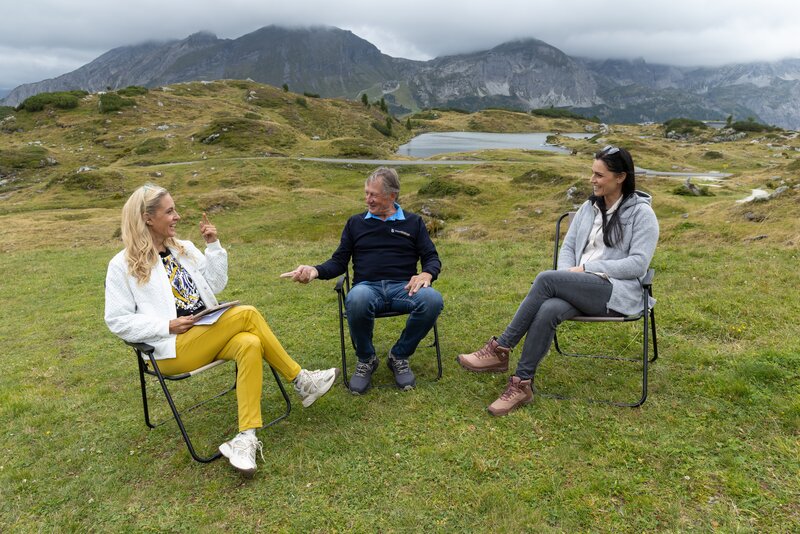 v.li.: Lilian Klebow, Franz Klammer und Anna Veith beim Gespräch auf der Kringsalm – Bild: ServusTV /​ PANAREA Studios /​ Roland Unger