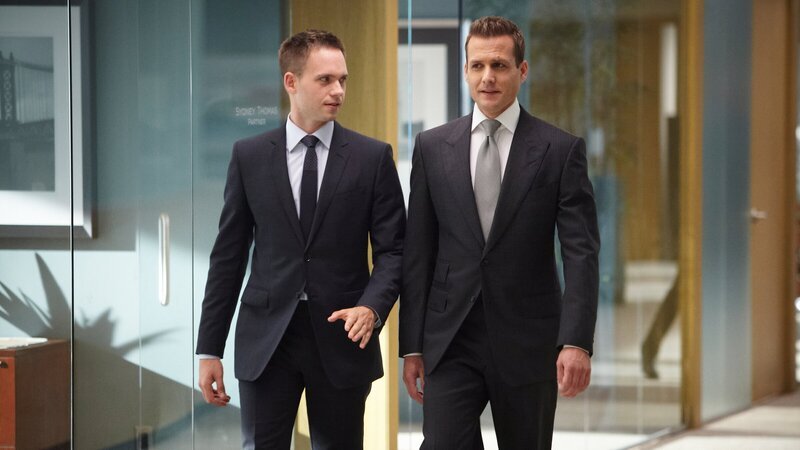 Mike (Patrick J. Adams, l.) und Harvey (Gabriel Macht, r.) ziehen an einem Strang – nicht nur im Fall, sondern auch gegen ihre eigene Kanzlei. Die Trennung von Darby ist beschlossene Sache, doch das eigentliche Spiel beginnt erst jetzt. – Bild: ZDF