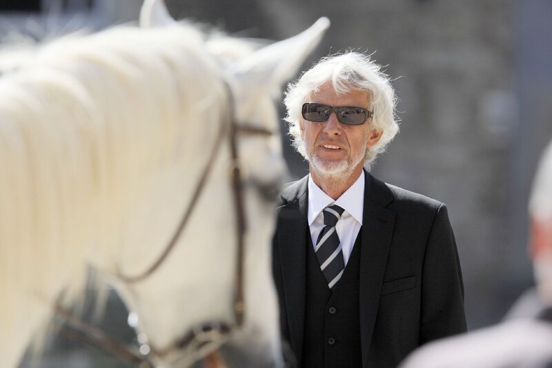 Mafiaboss Rolf Reinhardt (Mathieu Carriere), macht Kim Krüger für den Tod seines Sohnes verantwortlich und setzt ein Kopfgeld auf sie aus. – Bild: RTL /​ Guido Engels