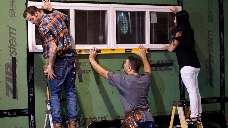 Christina Schuster wants to get her hands dirty as she helps her builders Clint and Sean install the windows in her tiny home, as seen on Tiny House, Big Living. – Bild: 2017, Scripps Networks, LLC. All Rights Reserved.