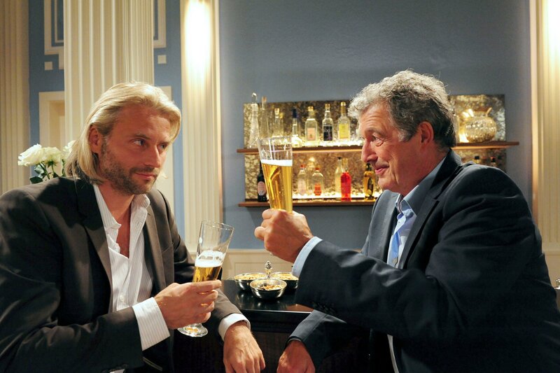 André (Joachim Lätsch, r.) gibt bei Michael (Erich Altenkopf, l.) vor, sein brüderliches Gewissen Werner gegenüber entdeckt zu haben. – Bild: ARD/​Ann Paur