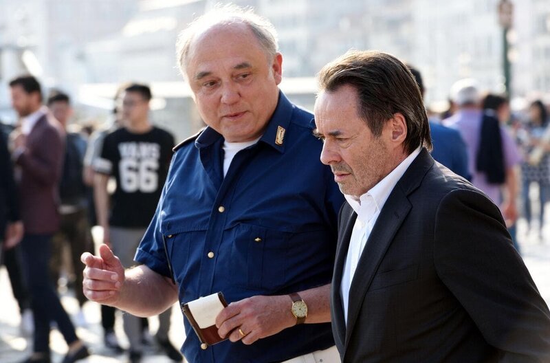 Kein leichter Fall für Vianello (Karl Fischer) und Kommissar Brunetti (Uwe Kockisch, r.). – Bild: Romance TV