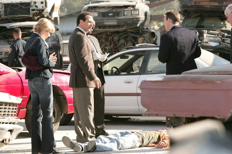 Lt. Randall Disher (Jason Gray-Stanford, re.) und sein Kollege (Asante Jones, 2.v.re.) haben Monk (Tony Shalhoub) und Natalie Teeger (Traylor Howard) zu einem Mordfall auf einem Schrottplatz hinzugezogen. – Bild: RTPL /​ RTLplus