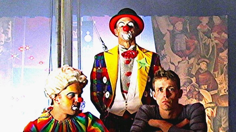 Der Zirkusakrobat Lukas (Daniel B. Smith, r.) wird am Strand von Coney Island tot aufgefunden. Können seine Kollegen (Darstellernamen nicht zu ermitteln) zur Aufklärung beitragen? – Bild: MG RTL D