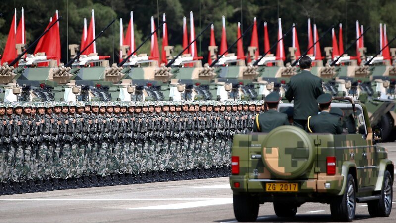 Mit gut zwei Millionen Soldaten und Soldatinnen ist China die weltweit größte militärische Streitmacht. – Bild: ZDF und DAMIR SAGOLJ