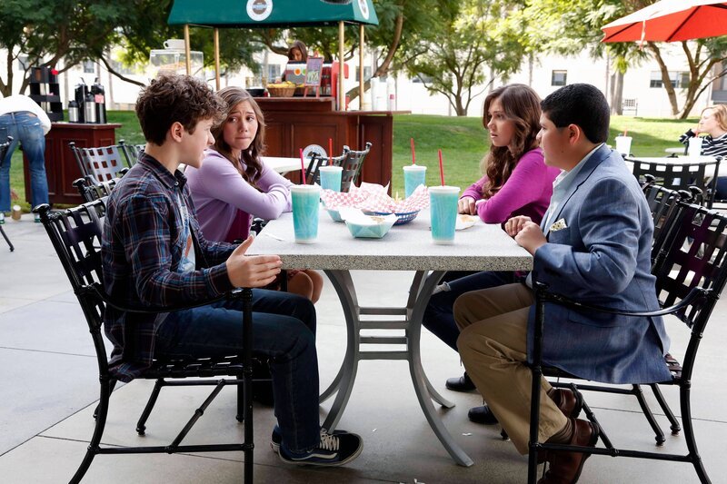 V.l.: Luke (Nolan Gould), Zoe (Brooke Star), Piper (Chelsea Summer), Manny (Rico Rodriguez) – Bild: ViacomCBS