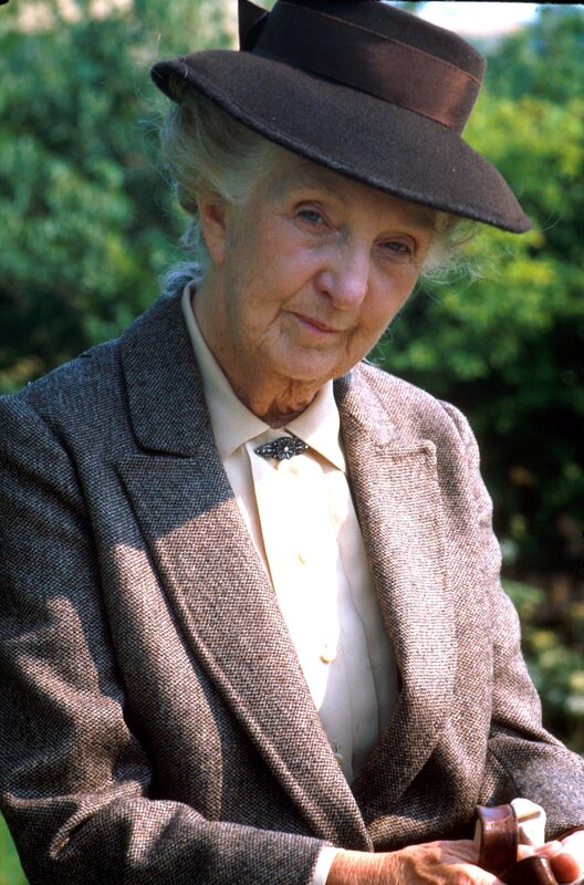 ONE MISS MARPLE, „Ein Mord wird angekündigt – Teil 1“. Miss Marple (Joan Hickson). – Bild: WDR/​BBC