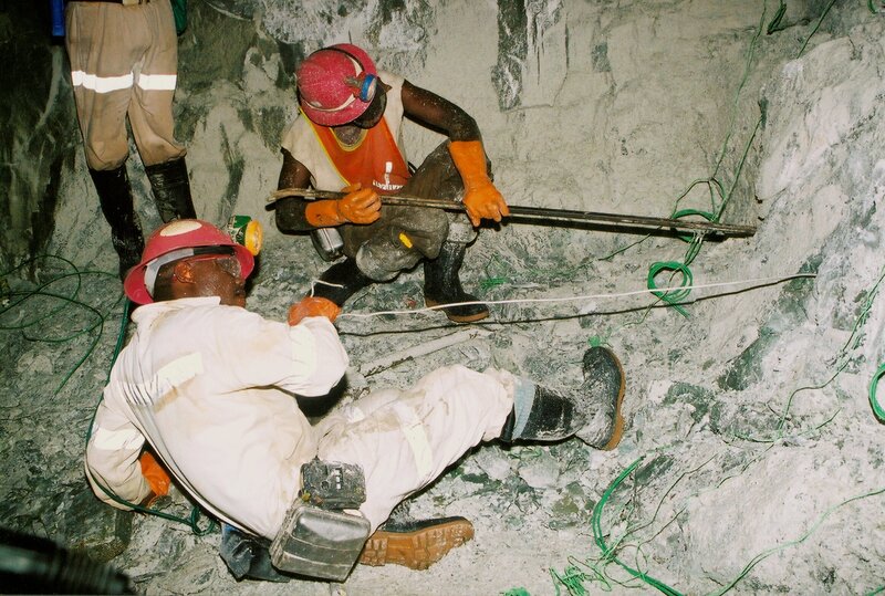 The miners use explosives to blast even further into the earth. – Bild: National Geographic Channels Int /​ John Child/​NGCI