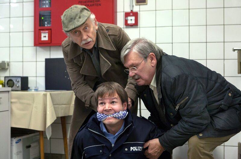 Im Überwachungsraum der Tiefgarage entdecken Edwin (Tilo Prückner, l.) und Günter (Wolfgang Winkler, r.) den gefesselten Benz (Dominik Klingenberg, M.). – Bild: WDR/​ARD/​Kai Schulz