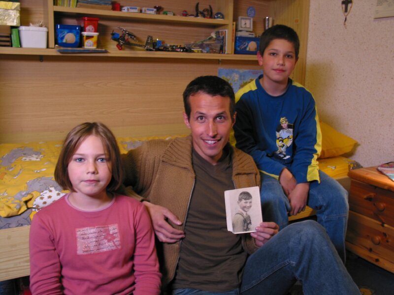 Willi Weitzel mit Gabriele und Korbinian. – Bild: BR/​megaherz