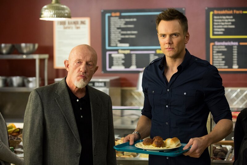 Jeff (Joel McHale, r.) als Professor? Sein neuer Kollege Professor Hickey (Jonathan Banks, l.) versucht, ihm dabei zu helfen, sich in seine neue Rolle hineinzufinden. – Bild: MEI2 /​ RTI S.p.A. Interactive Media