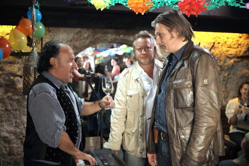 (v.li.): C.C. Weinberger (Tobias Wurlitzer), Gregor Seberg (Helmuth Nowak), Stefan Jürgens (Carl Ribarski). – Bild: ORF/​SATEL-Film/​Petro Domenigg