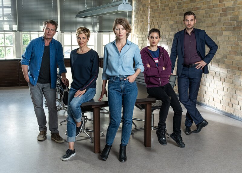 Matti Wagner (Pierre Besson), Vanessa Haas (Kerstin Landsmann), SOKO-Chefin Helena Jung (Sonja Baum), Lilly Funke (Tatjana Kästel), Jonas Fischer (Lukas Piloty) – Bild: ZDF und Lars Laison Matti Wagner (Pierre Besson), Vanessa Haas (Kerstin Landsmann), SOKO-Chefin Helena Jung (Sonja Baum), Lilly Funke (Tatjana Kästel), Jonas Fischer (Lukas Piloty) – Bild: ZDF und Lars Laison