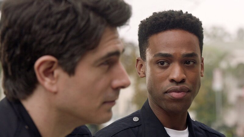 Die Fronten zwischen West (Titus Makin Jr., r.) und seinem neuen Ausbilder Stanton (Brandon Routh, l.) verhärten immer weiter. Nun will West Stantons diskriminierendes Verhalten nicht mehr tatenlos hinnehmen. – Bild: ZDF