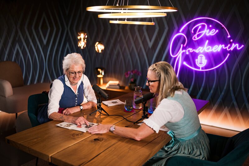 Monika Gruber (r.) und Gexi Tostmann während ServusTVs „Die Gruaberin – Vodcast“ in Salzburg, Österreich am 10. September 2025. – Bild: ServusTV /​ Sebastian Marko