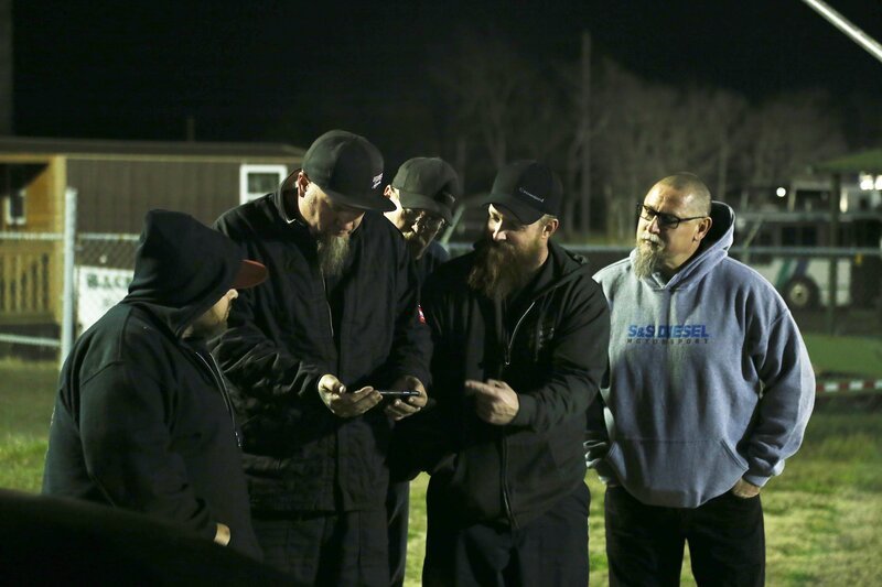 Murder Nova checks video after his race against Daddy Dave – Bild: Discovery Communications, LLC