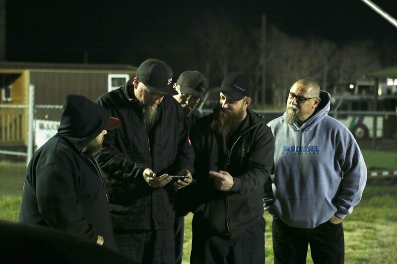 Murder Nova checks video after his race against Daddy Dave – Bild: Discovery Communications, LLC