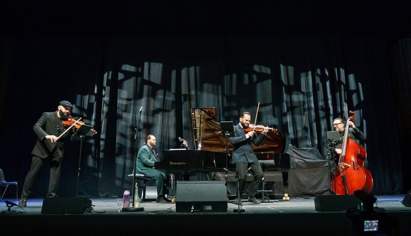  Das Janoska Ensemble interpretiert Strauss’ Operette „Die Fledermaus“ gemeinsam mit Sopranistin Daniela Fally auf virtuose und improvisierte Weise. – Bild: ORF/​Johann Strauss Wien/​Martina Draper