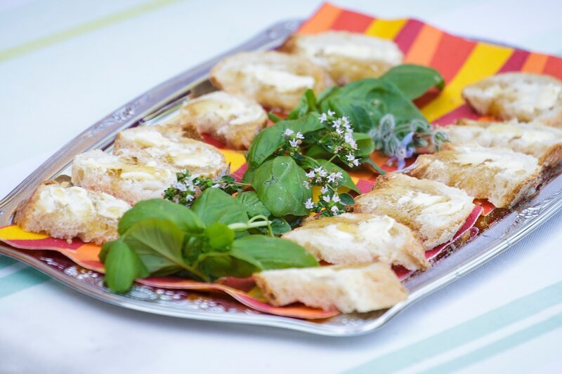 Die Begrüßungshäppchen von Barbara Misthilger. – Bild: BR/​megaherz gmbh/​Andreas Maluche