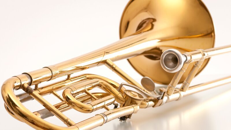 Old and used trombone on white background. – Bild: egon69