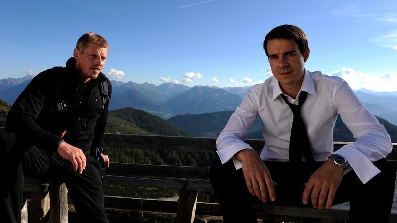 Andreas (Martin Gruber, l.) spricht mit dem enttäuschten Bräutigam Philipp (Philipp Baltus, r.). – Bild: ZDF und Thomas R. Schumann