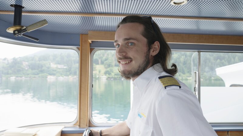 Gabriel Oberluggauer auf Passagierschiff – Bild: Terra Mater Studios GmbH /​ Benjamin Paya