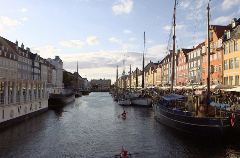 Kopenhagen, die dänische Hauptstadt, inspirierte die Schriftstellerin Karen Blixen, die mit dem Roman ‚Jenseits von Afrika‘ bekannt wurde. – Bild: Elephant Doc