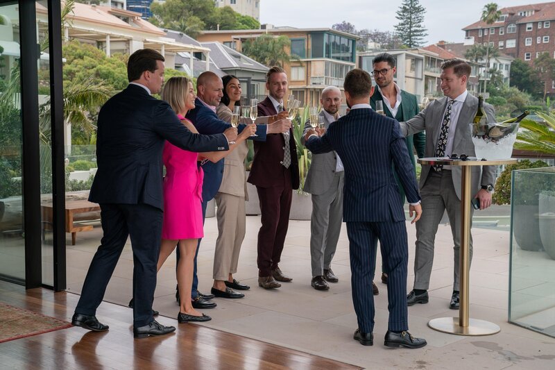 L-R: Evan Williams, Remi Lindsay, Jerome Srot, Tammy Soglanich, Oliver Lavers, Jarryd Rubinstein, Gavin Rubinstein. – Bild: 2021 Amazon Content Services LLC All Rights Reserved Lizenzbild frei