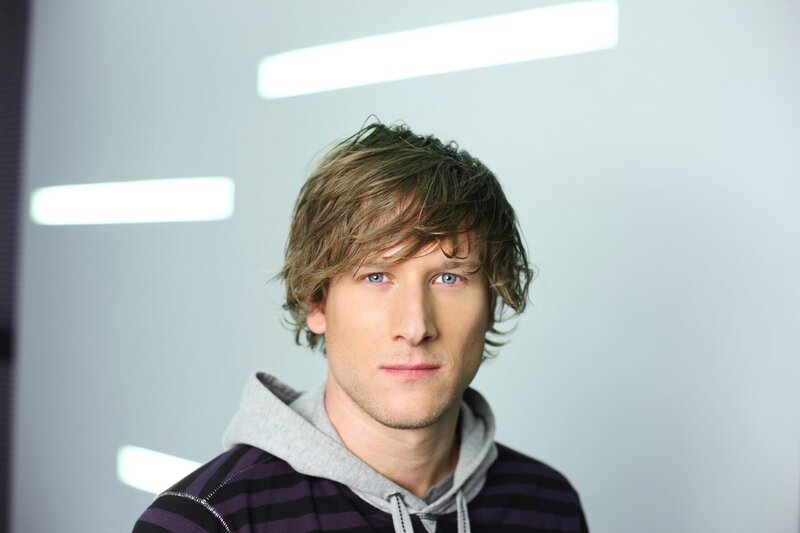 Ein Mann stürzt vom Rohbau seiner Baustelle. Es war Mord. Die schwangere Ehefrau des Toten und ihr Schwiegervater verdächtigen einen Angestellten ihrer Baufirma. Kommissar Robert Ritter ermittelt … – Bild: Holger Rauner