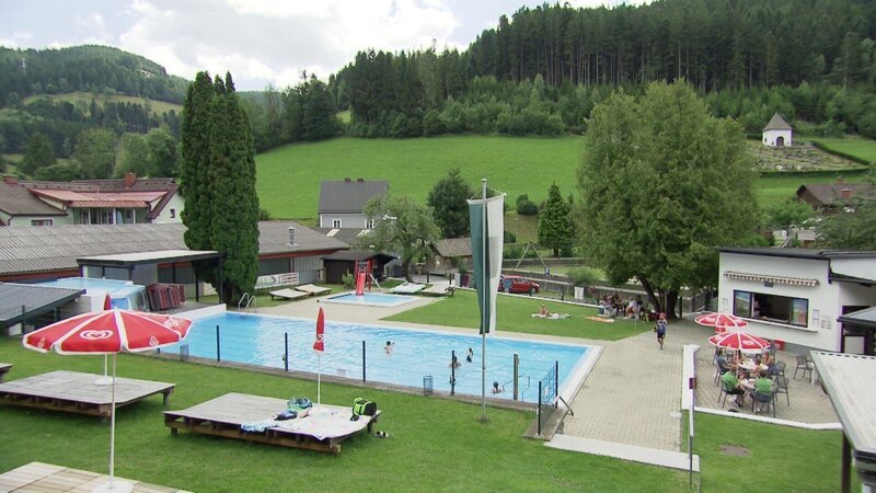 Das kleine Freibad in Gasen (Stmk.) wird über einen Verein mit vielen Ehrenamtlichen betrieben. – Bild: ORF
