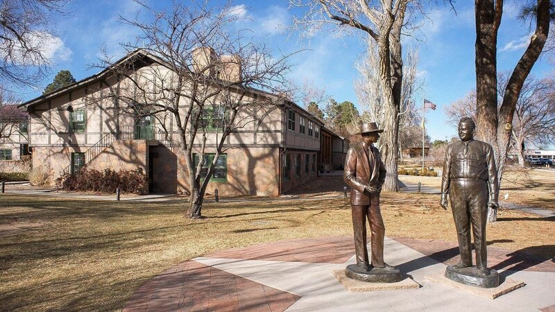 In der „Fuller Lodge“ in Los Alamos arbeiteten Wissenschaft und Militär gemeinsam an der Entwicklung der Atombombe. – Bild: ZDF