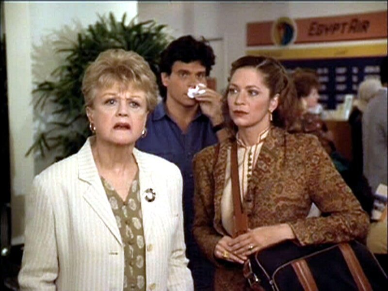 Jessica Fletcher (Angela Lansbury) und ihre Freundin Sally Otterburn (Funn Carter) sind empört. In dem Flughafen in Kairo ist eine Handtasche geklaut worden. – Bild: Sat.1 Gold
