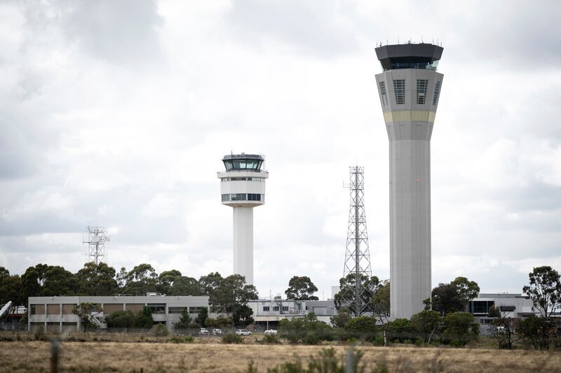 Die Kontrolltürme am Flughafen Melbourne. – Bild: ITV Studios/​Kelly Gardner
