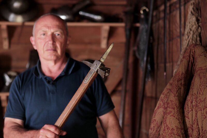 Der Kriegshammer ist im Mittelalter eine der wenigen Waffen, die dem Ritter gefährlich werden können. Mike Loades, Experte für die Herstellung historischer Waffen und deren Einsatz, demonstriert den Kriegshammer in der Waffenkammer des Middelaldercentret (Dänemark). – Bild: ZDF und Vivien Schwarzenberg