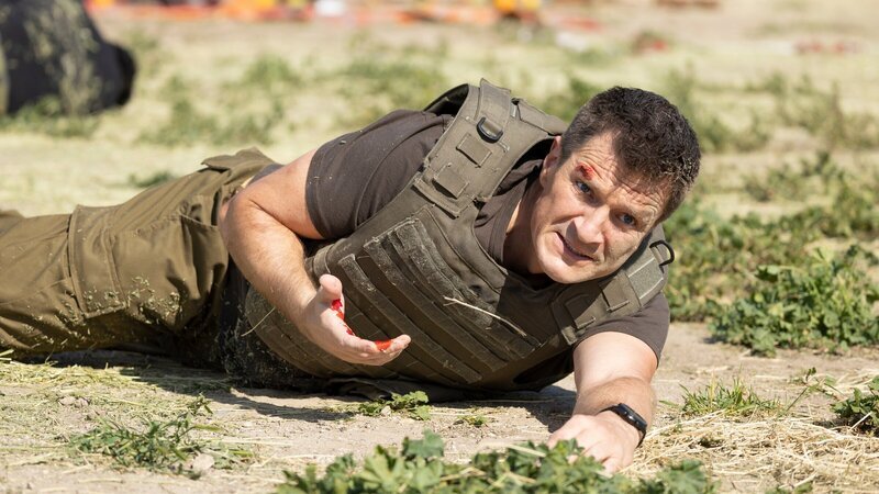 Nolan (Nathan Fillion) nimmt an einer geheimen Beschattungsmission in der argentinischen Wüste teil, als ein mutmaßlicher Entführungsfall plötzlich in einen explosiven Schusswechsel mündet. – Bild: ZDF und Raymond Liu