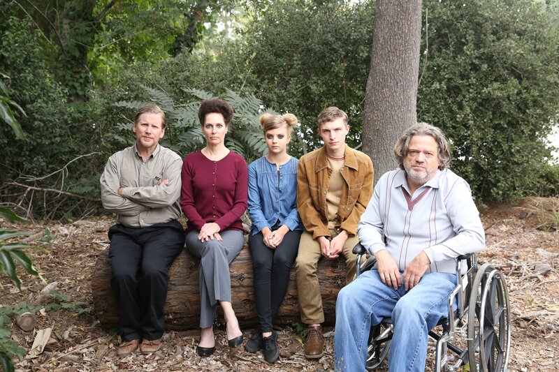 Family photo Fred, Ebba, Lucille, Alton, and Arthur (Andrew Nielson, Varda Appleton, Madison Peterson, John Berchtold, and Andrew Schlesinger). – Bild: Callie Foster /​ Investigation Discovery /​ Discovery Communications