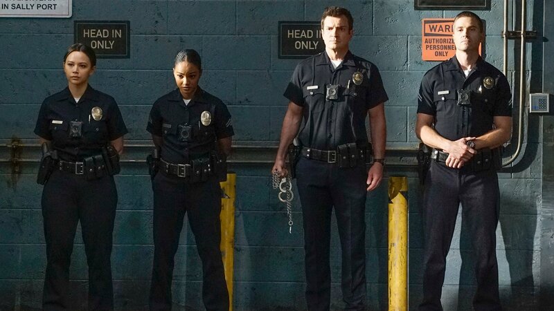 Lucy Chen (Melissa O’Neil, l.), Nyla Harper (Mekia Cox, 2.v.l.), John Nolan (Nathan Fillion, 2.v.r.) und Tim Bradford (Eric Winter, r.) erwarten die Serienmörderin Rosalind Dyer, die ins Police Department von LA gebracht wird. – Bild: ZDF